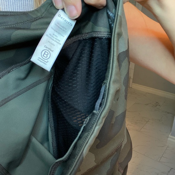 Athleta Camo Contender 7/8 Tight in olive camo - Picture 9 of 9